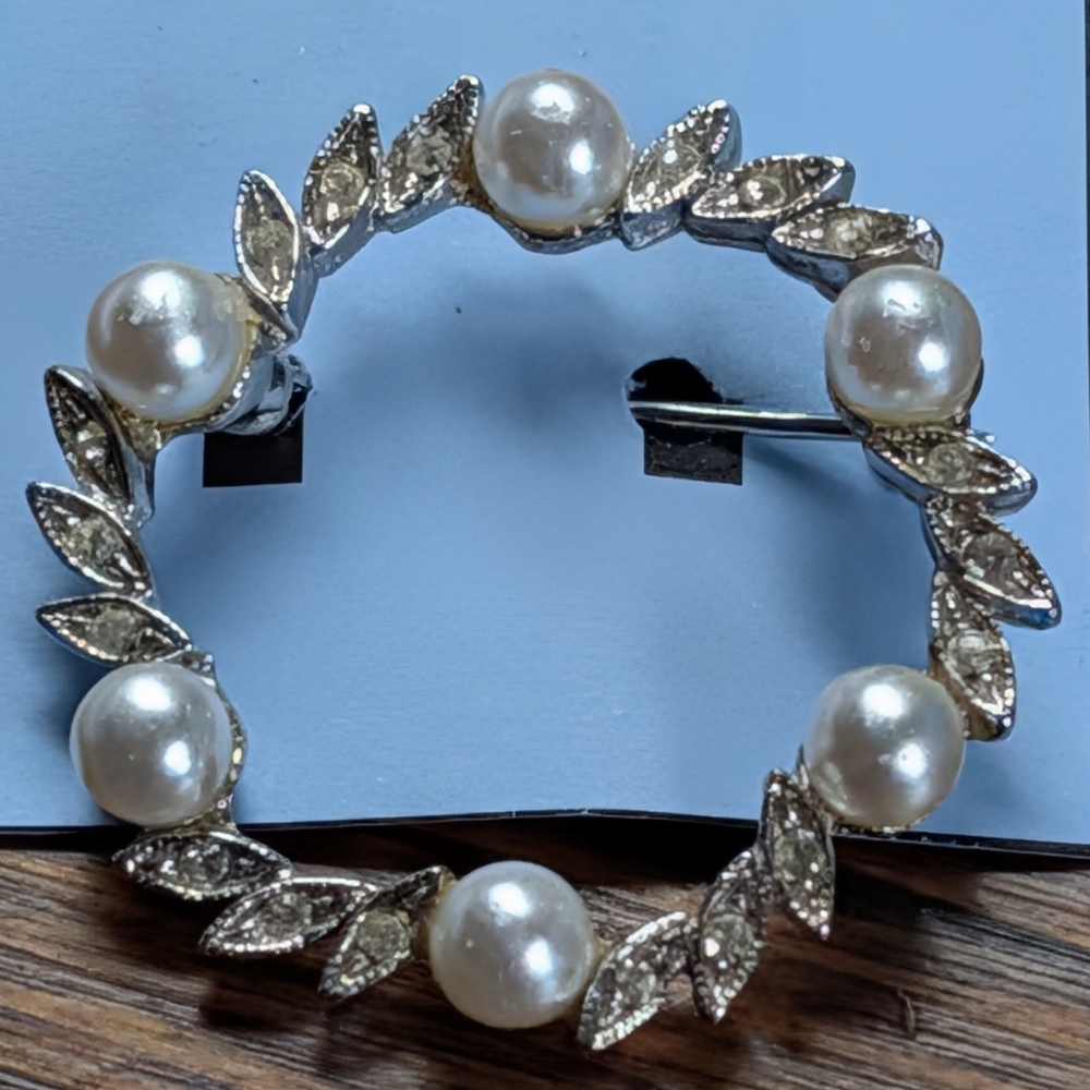 Elegant Pearl and Leaf Brooch